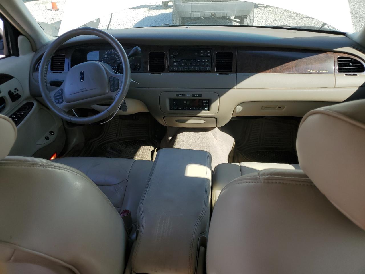 2000 Lincoln Town Car Signature VIN: 1LNHM82W8YY878050 Lot: 84949965