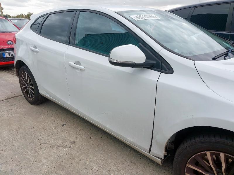 2017 VOLVO V40 T3 [152] MOMENTUM 5DR GEARTRONIC