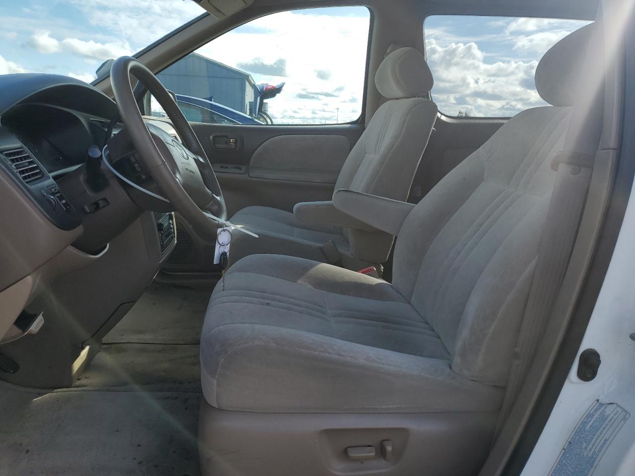 2000 Toyota Sienna Le VIN: 4T3ZF13C9YU289128 Lot: 86704025