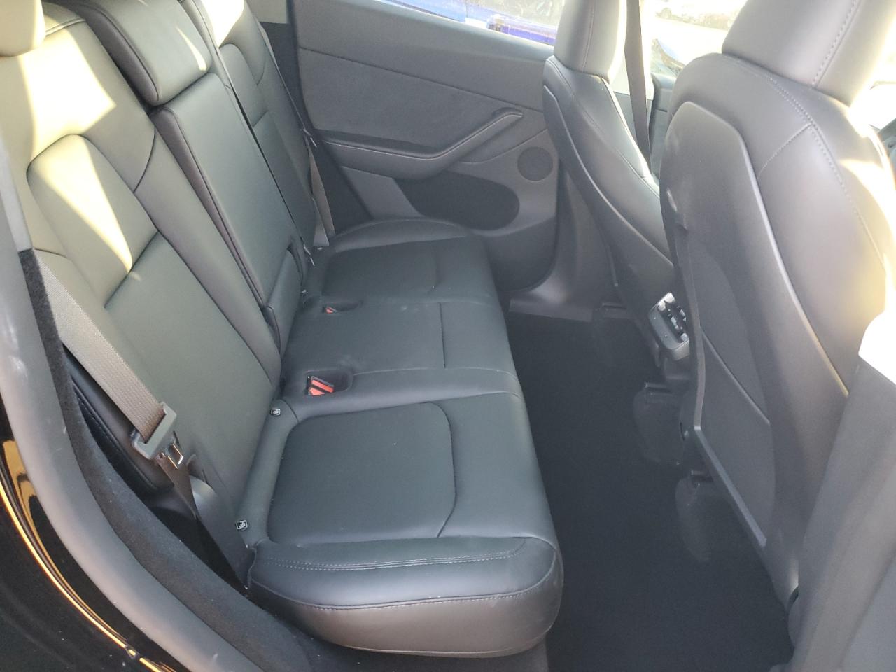 2024 Tesla Model Y VIN: 7SAYGDEF2RA300690 Lot: 91092415