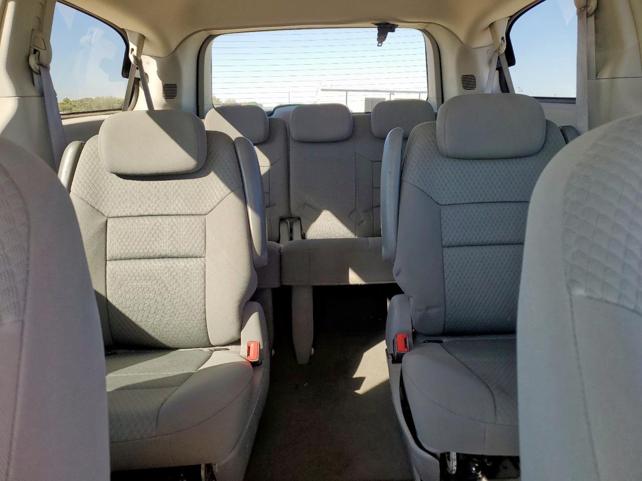 2010 Chrysler Town & Country Lx VIN: 2A4RR4DE1AR166247 Lot: 92593235