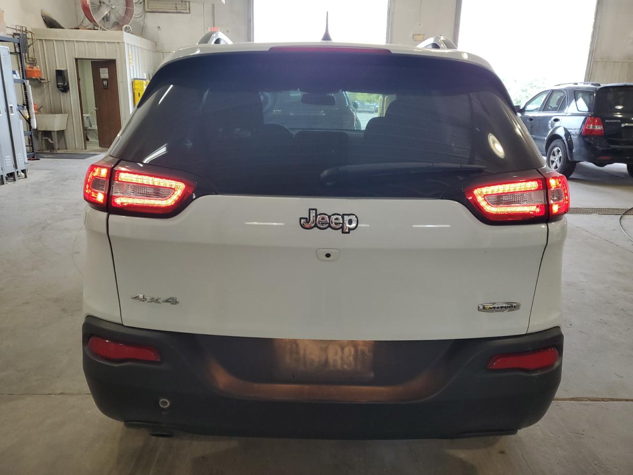 2016 Jeep Cherokee Latitude VIN: 1C4PJMCB2GW373239 Lot: 83957485