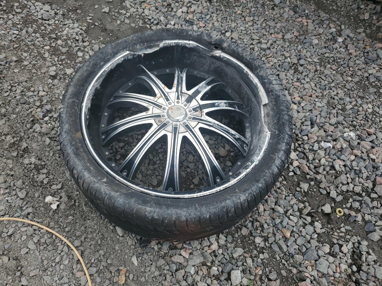 2001 Chevrolet Tahoe C1500 VIN: 1GNEC13T41J218275 Lot: 82395075