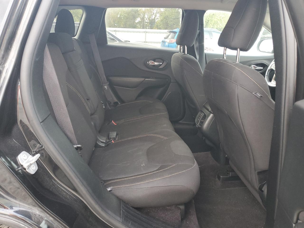 2016 Jeep Cherokee Latitude VIN: 1C4PJMCS2GW186941 Lot: 82465465