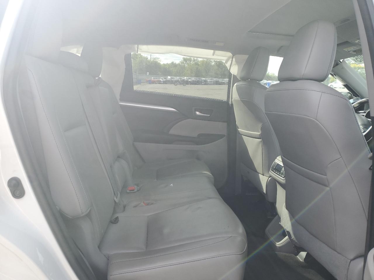 2016 Toyota Highlander Xle VIN: 5TDJKRFHXGS322796 Lot: 84881005