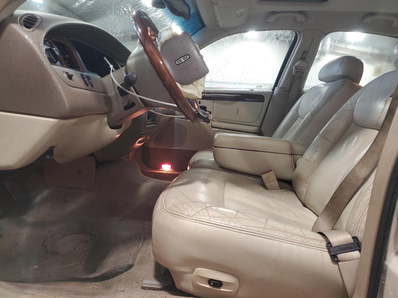 2001 Lincoln Town Car Cartier VIN: 1LNHM83W21Y722946 Lot: 90493365