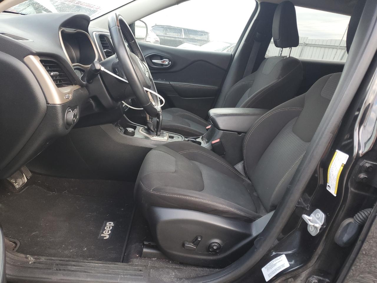 2016 Jeep Cherokee Latitude VIN: 1C4PJMCS2GW186941 Lot: 82465465