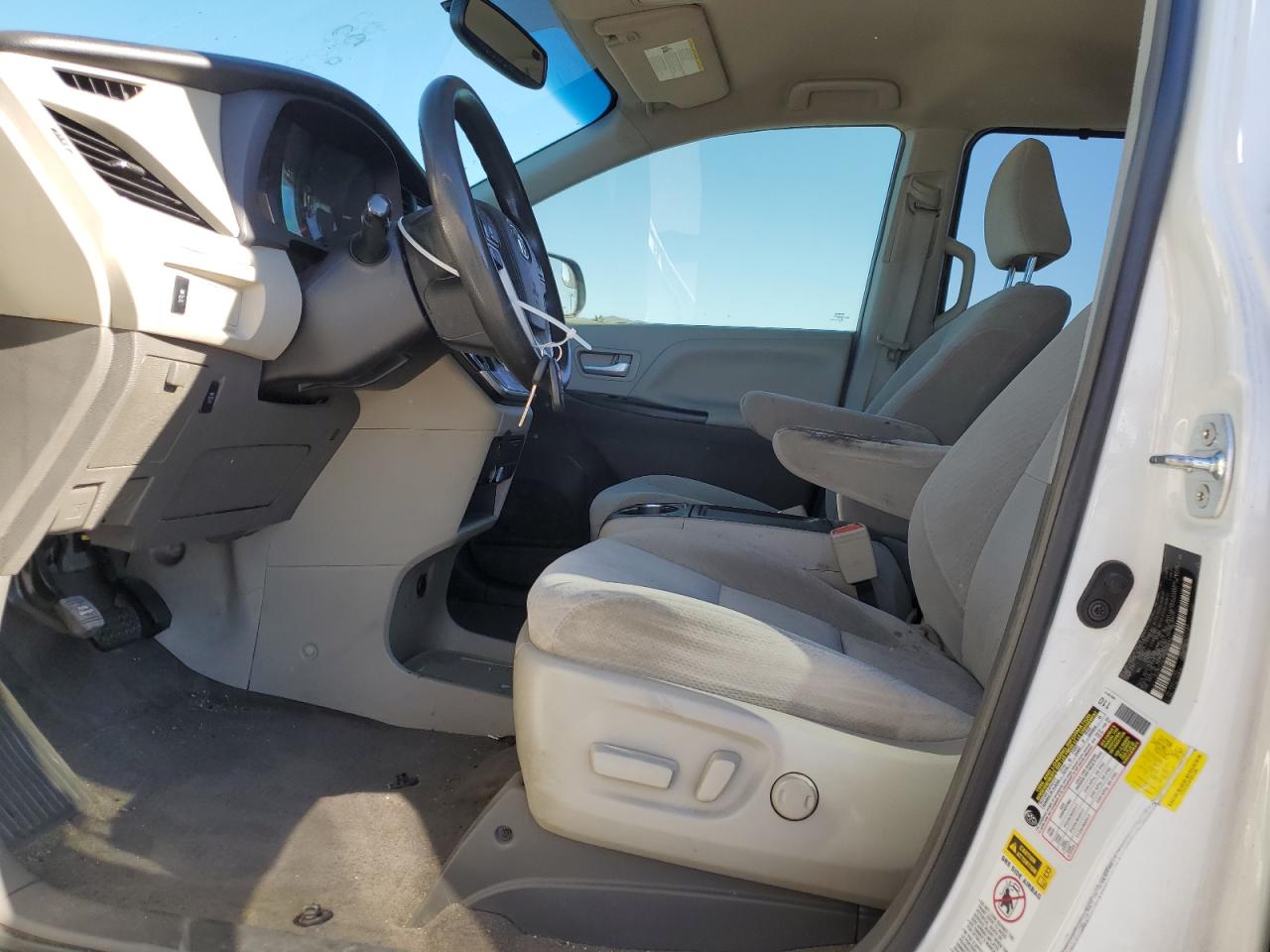 2017 Toyota Sienna Le VIN: 5TDKZ3DC4HS837640 Lot: 90667025