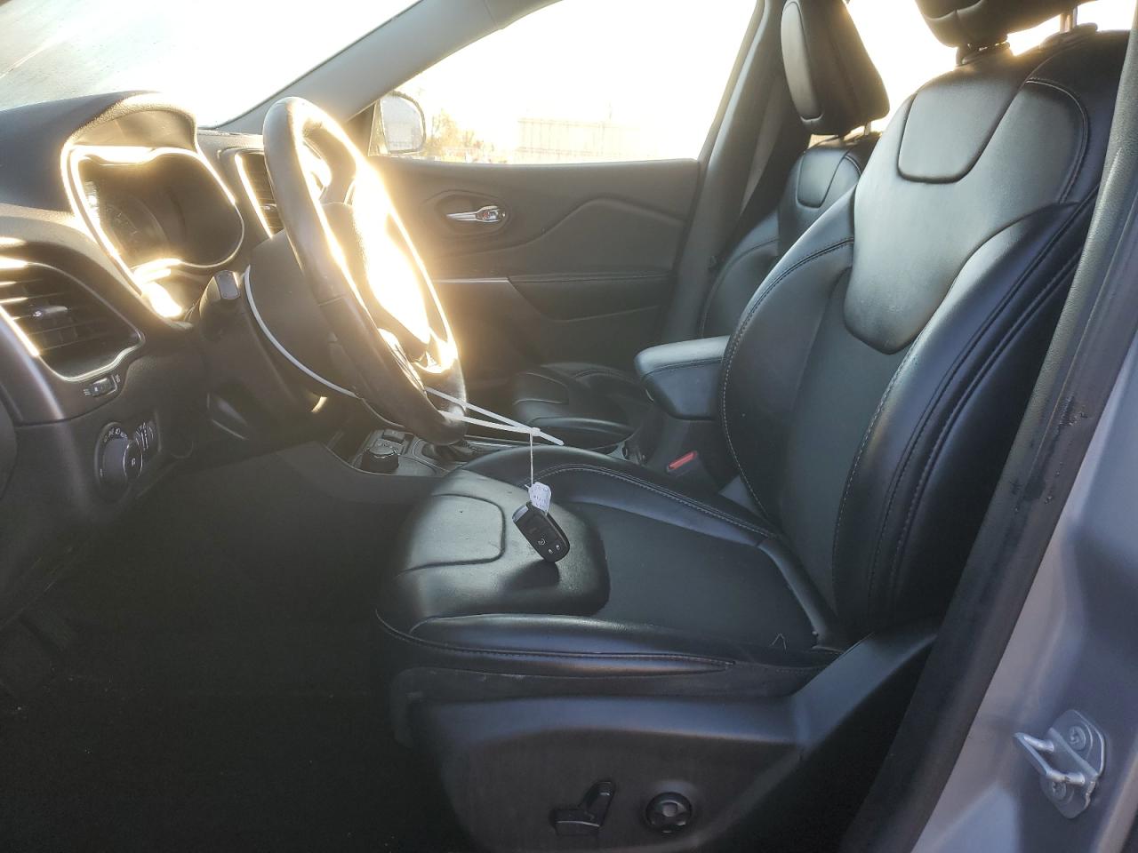 2019 Jeep Cherokee Latitude Plus VIN: 1C4PJMLB0KD355469 Lot: 82526605