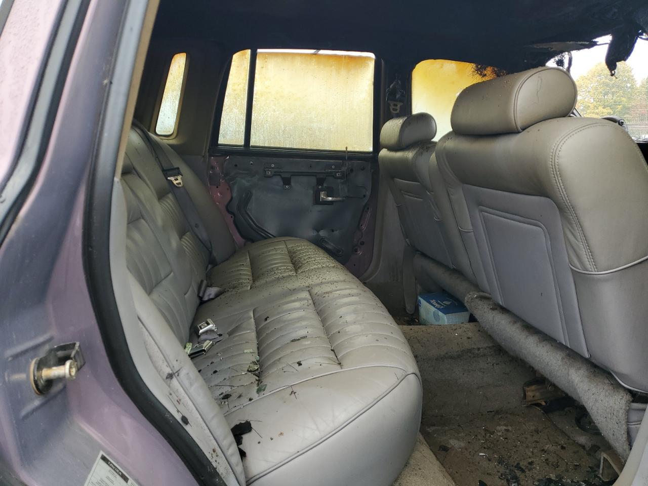 1994 Lincoln Town Car Executive VIN: 1LNLM81W0RY749104 Lot: 86823095