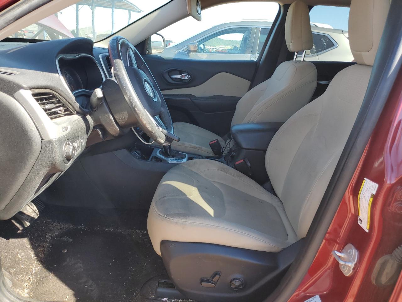 2016 Jeep Cherokee Latitude VIN: 1C4PJLCB1GW208227 Lot: 82637965