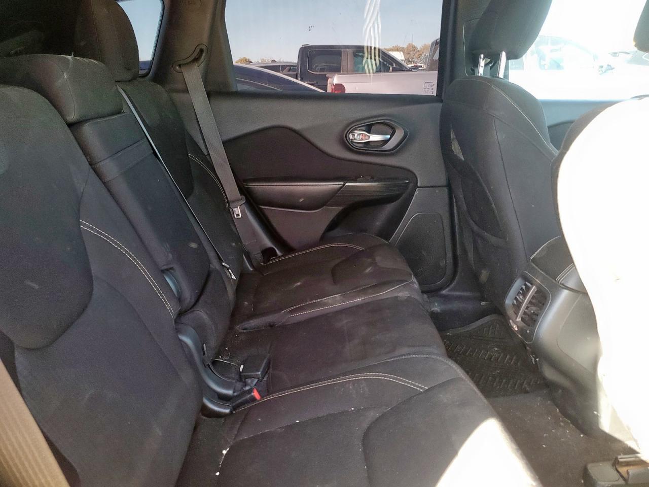 2016 Jeep Cherokee Latitude VIN: 1C4PJMCB8GW123326 Lot: 90939145