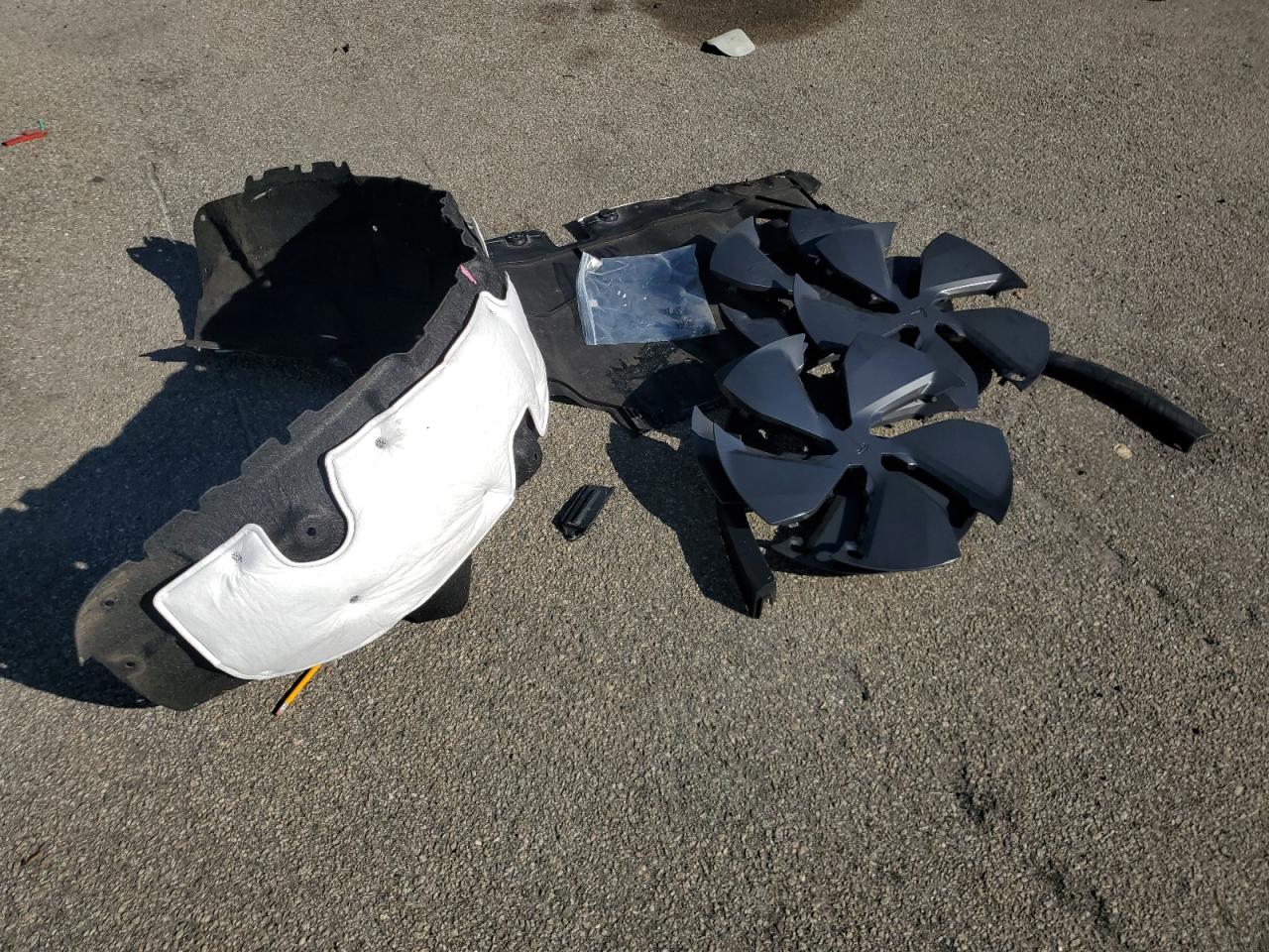 2026 Tesla Model Y VIN: 7SAYGDEE3TA440438 Lot: 81995875