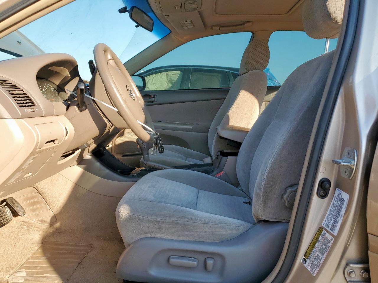 2004 Toyota Camry Le VIN: 4T1BE32K44U303917 Lot: 84217835