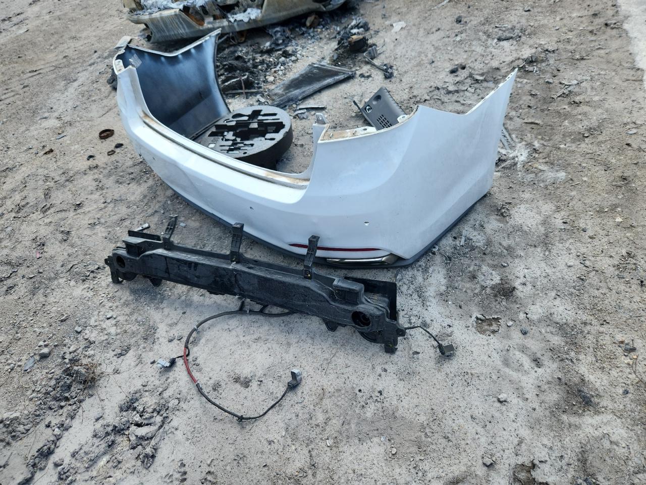 2017 Genesis G80 Base VIN: KMHGN4JE5HU181047 Lot: 82230755