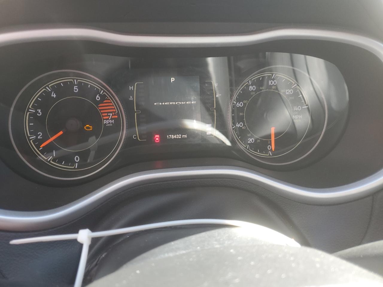 2018 Jeep Cherokee Latitude Plus VIN: 1C4PJLLB8JD518586 Lot: 82608265