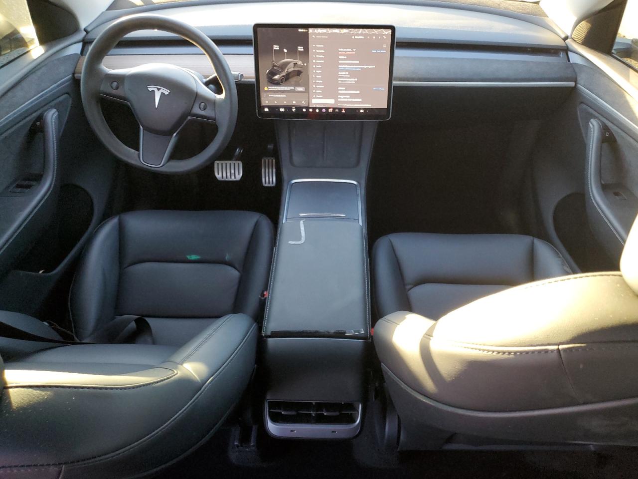 2024 Tesla Model Y VIN: 7SAYGDEF2RA300690 Lot: 91092415