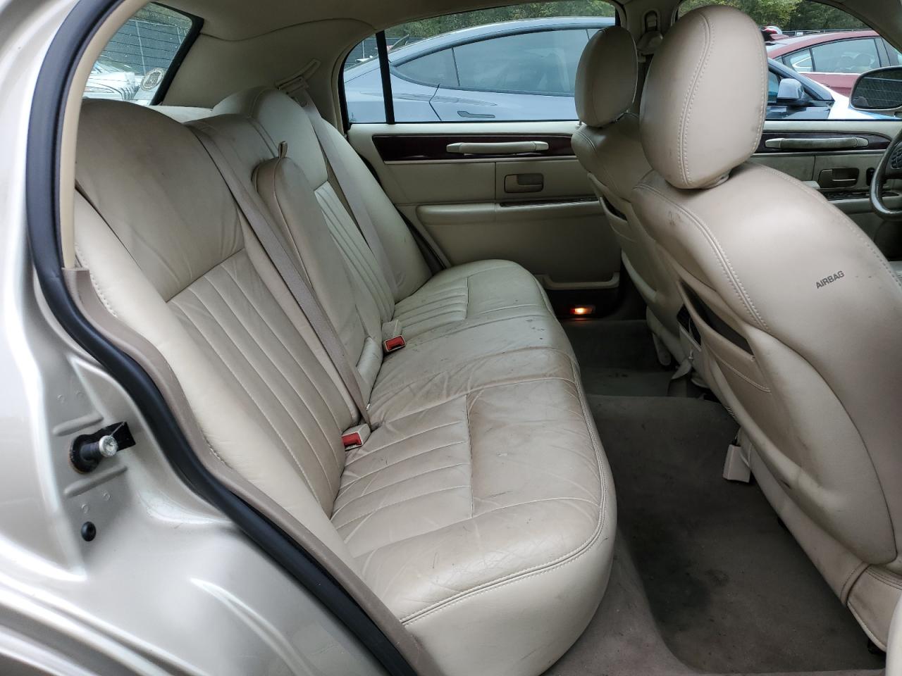 2004 Lincoln Town Car Executive VIN: 1LNHM81W64Y687299 Lot: 84981395