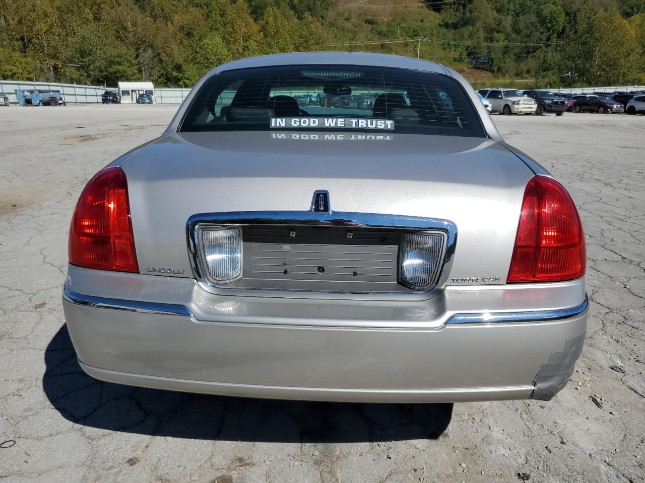 2010 Lincoln Town Car Signature Long Wheelbase VIN: 2LNBL8FV0AX752622 Lot: 82259355