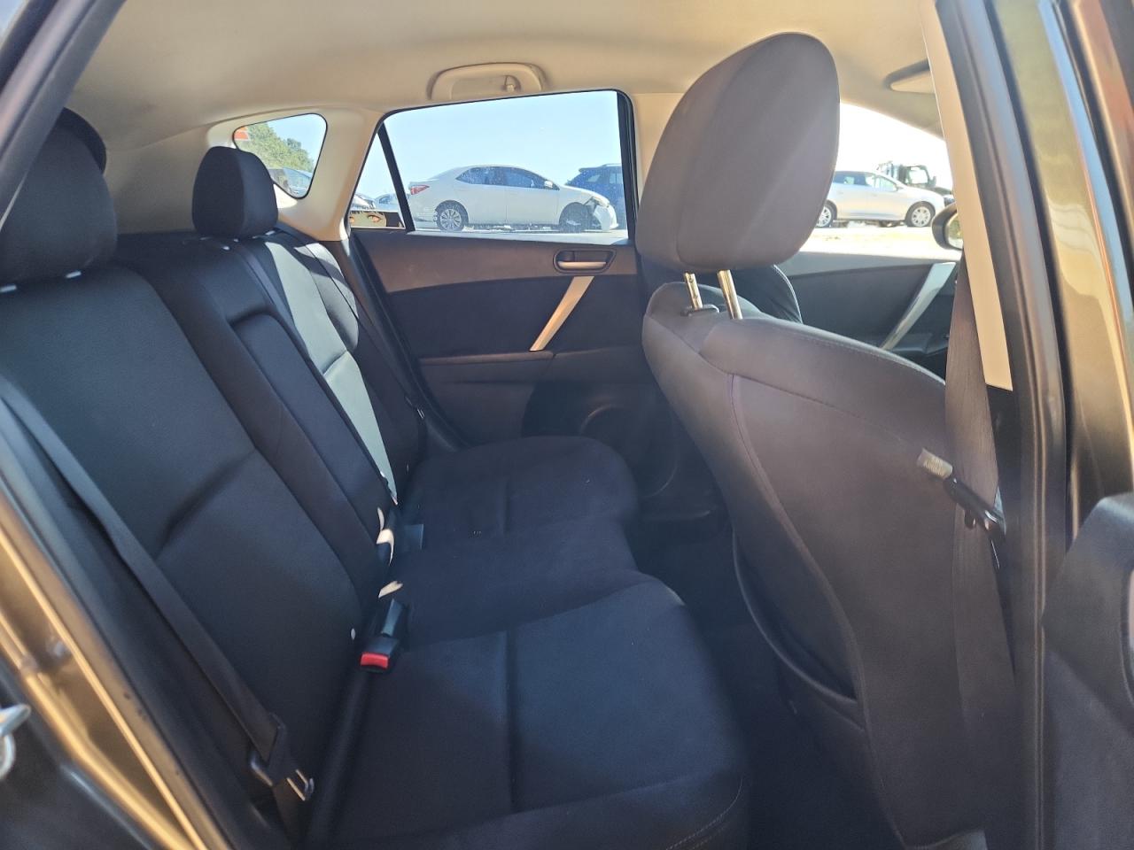 2011 Mazda 3 S VIN: JM1BL1K61B1437963 Lot: 81951365