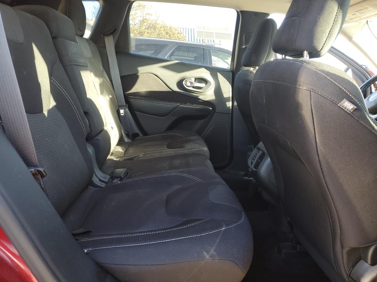 2015 Jeep Cherokee Latitude VIN: 1C4PJLCB8FW670489 Lot: 82487195