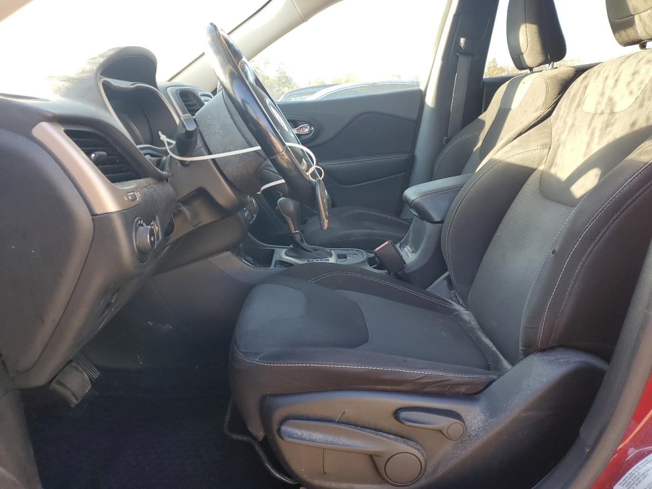 2015 Jeep Cherokee Latitude VIN: 1C4PJLCB8FW670489 Lot: 82487195