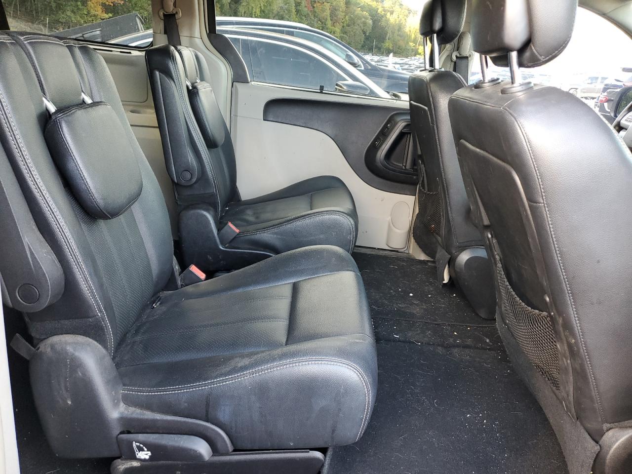 2016 Chrysler Town & Country Touring L VIN: 2C4RC1CG6GR283677 Lot: 82526175