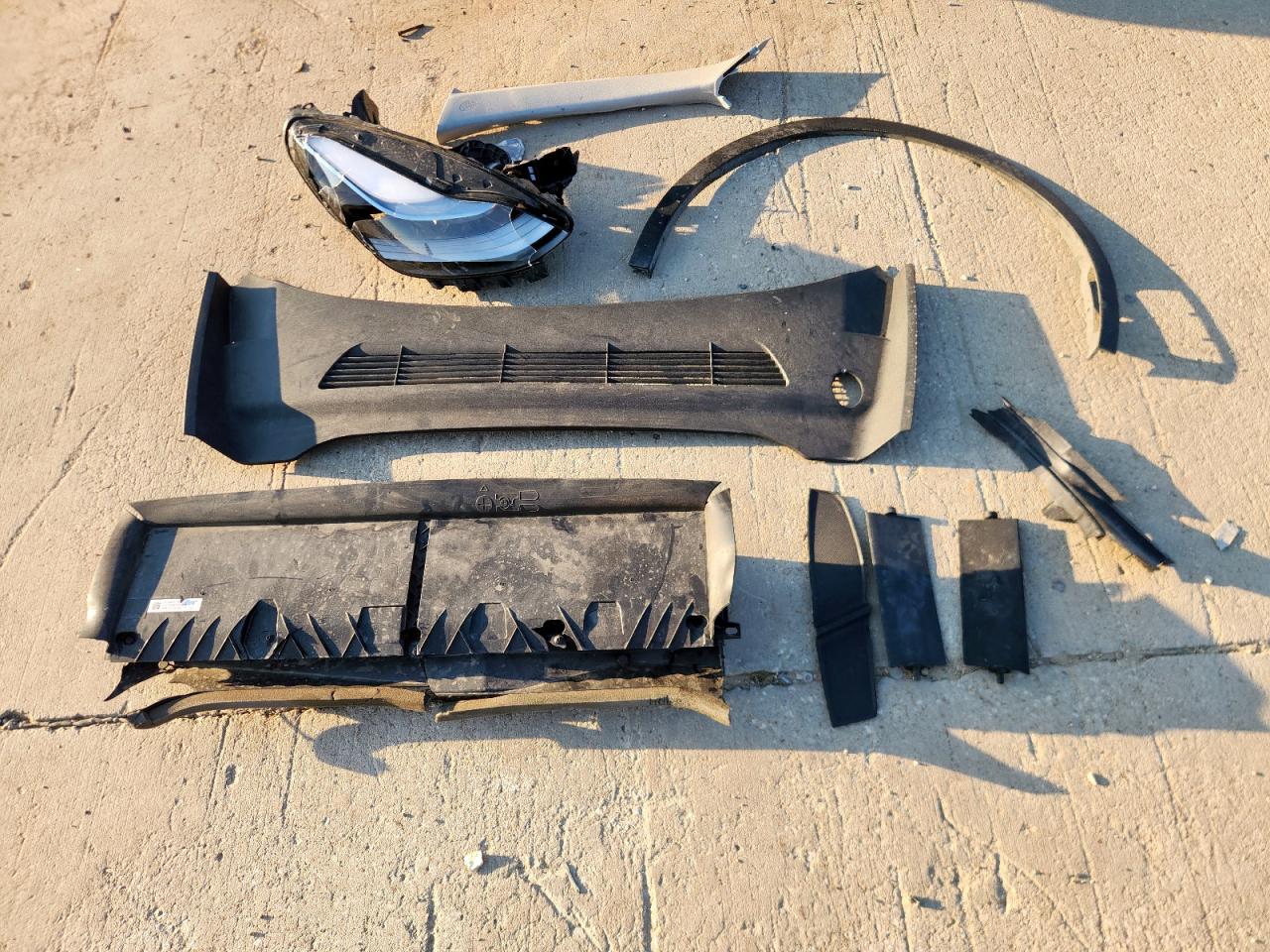 2024 Tesla Model Y VIN: 7SAYGDED4RA326724 Lot: 89837295