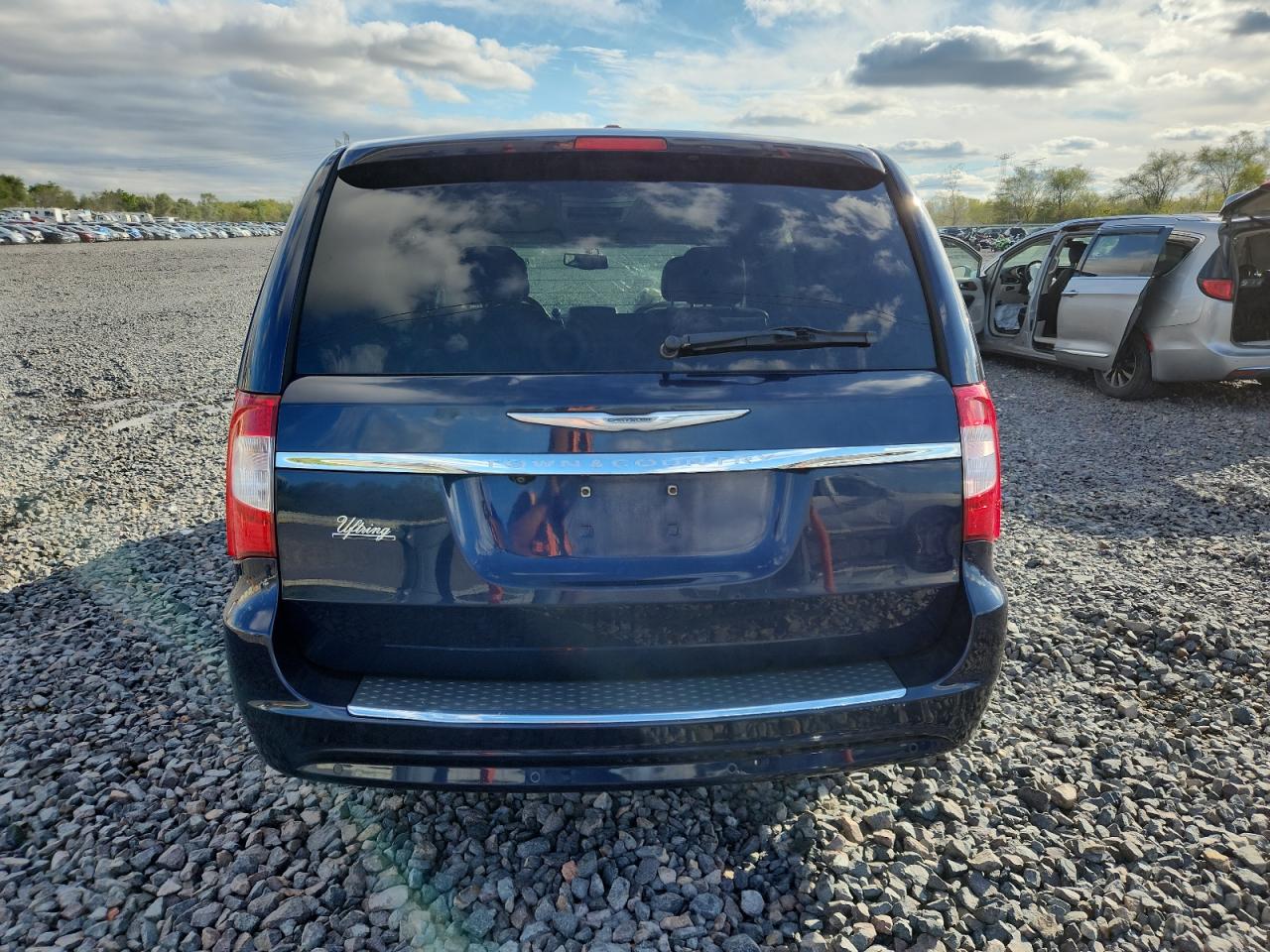 2015 Chrysler Town & Country Touring L VIN: 2C4RC1CG2FR531714 Lot: 85764575