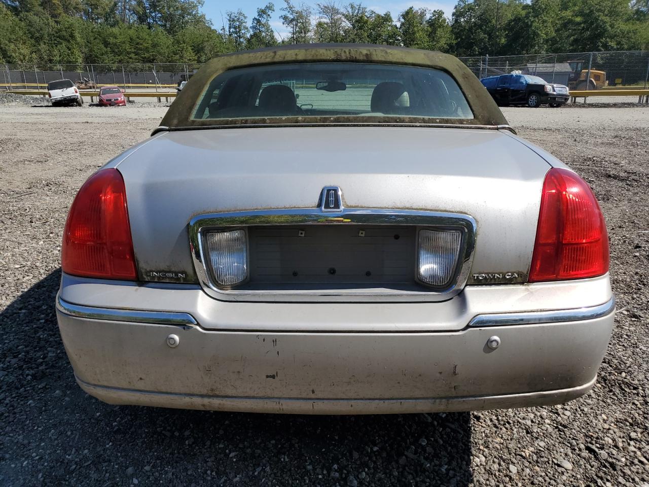 2003 Lincoln Town Car Signature VIN: 1LNHM82W73Y610468 Lot: 84739965