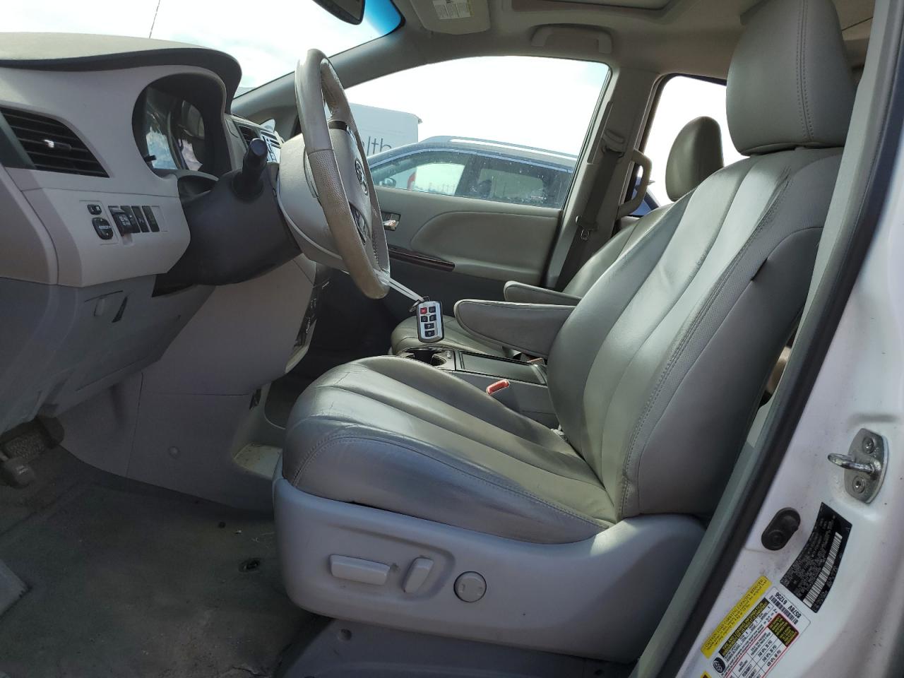 2014 Toyota Sienna Xle VIN: 5TDYK3DC0ES484999 Lot: 85190185