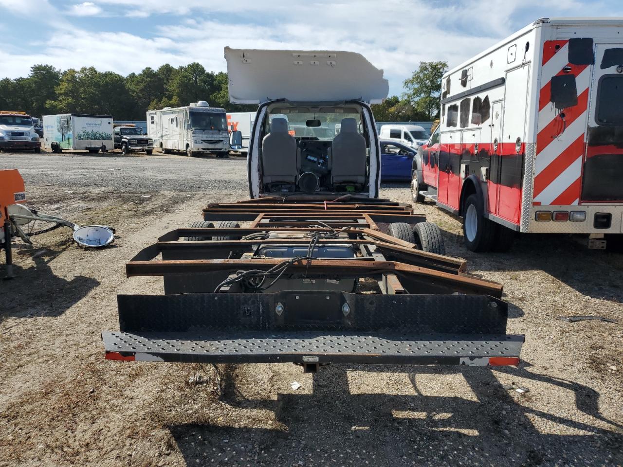 2019 Ford Econoline E450 Super Duty Cutaway Van VIN: 1FDXE4FS3KDC59489 Lot: 84442855