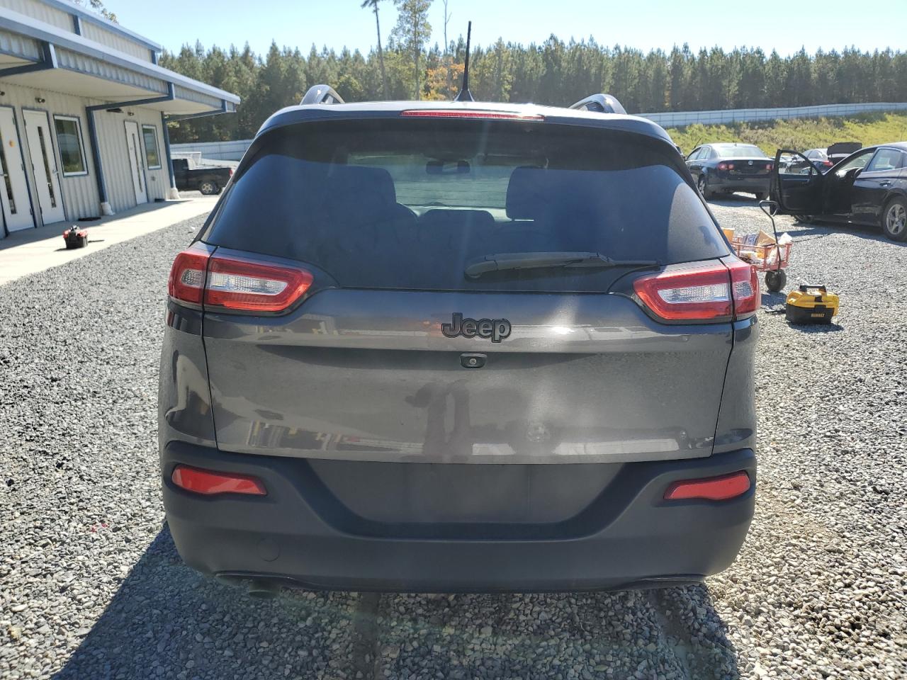 2018 Jeep Cherokee Latitude VIN: 1C4PJLCB7JD556908 Lot: 82650135