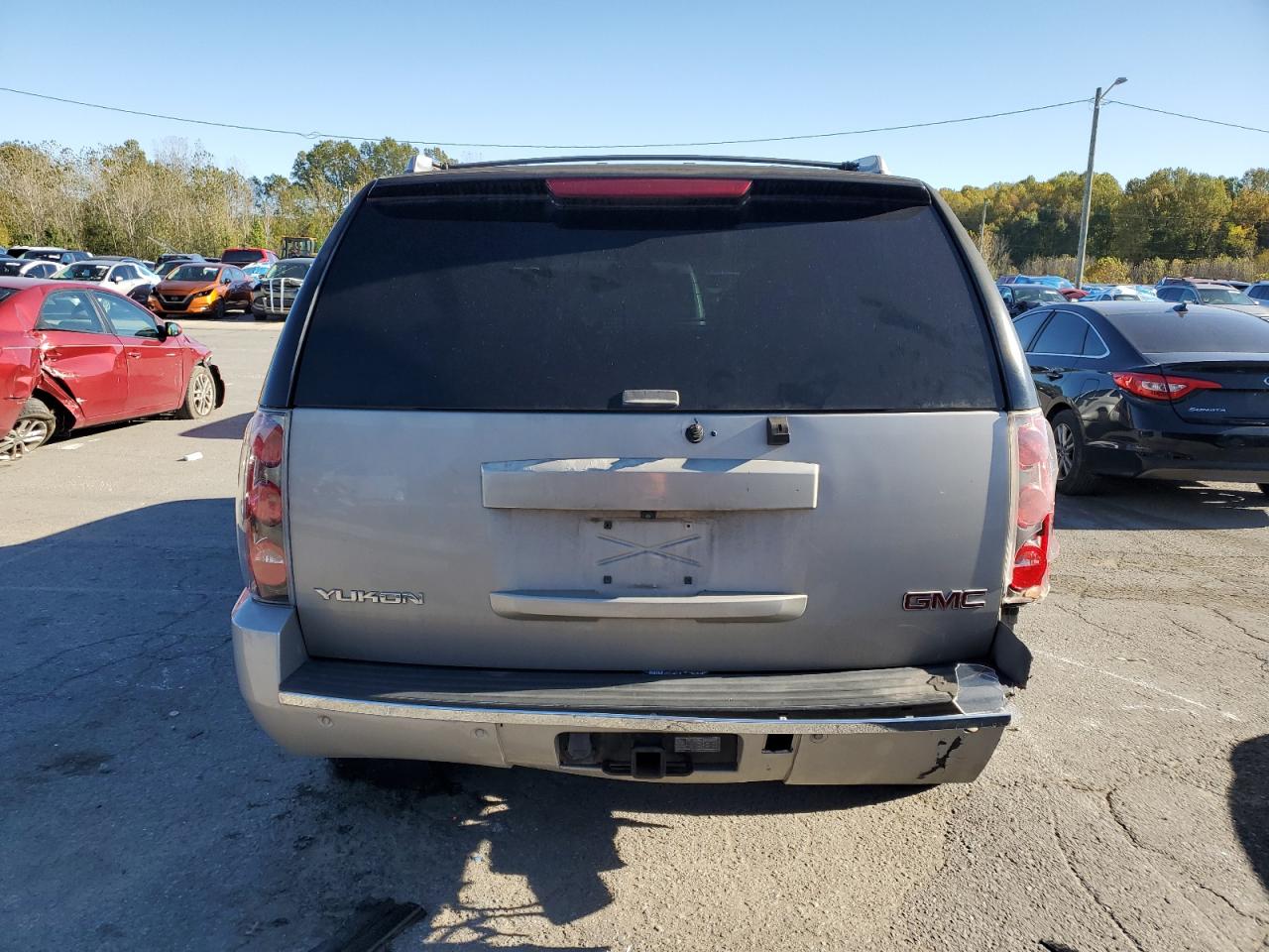 2008 GMC Yukon Denali VIN: 1GKEC638X8J251832 Lot: 89730875