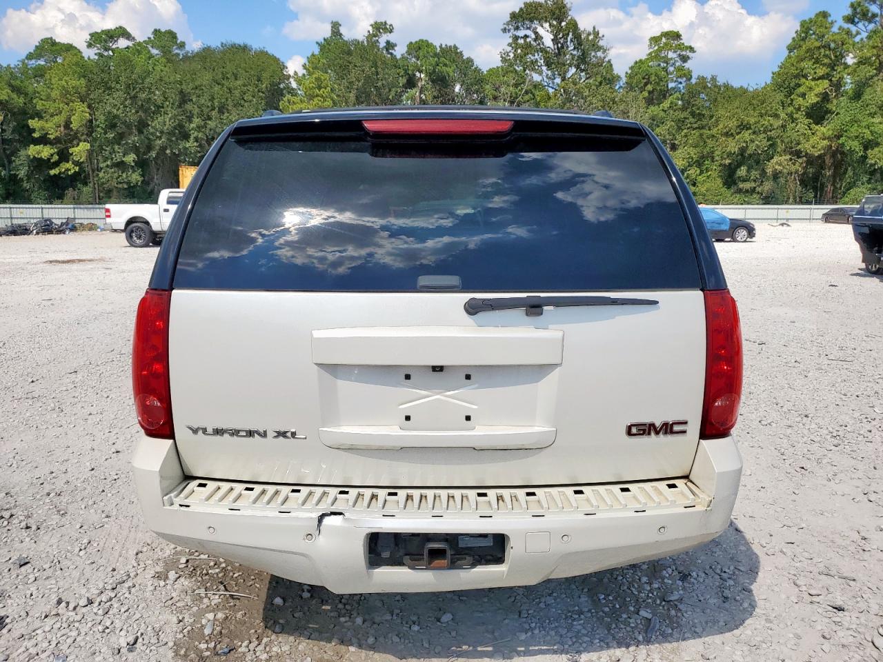 2013 GMC Yukon Xl C1500 Slt VIN: 1GKS1KE08DR300661 Lot: 84572355