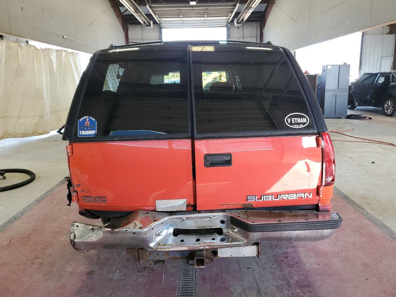 1999 GMC Suburban K1500 VIN: 1GKFK16R4XJ807369 Lot: 85537825