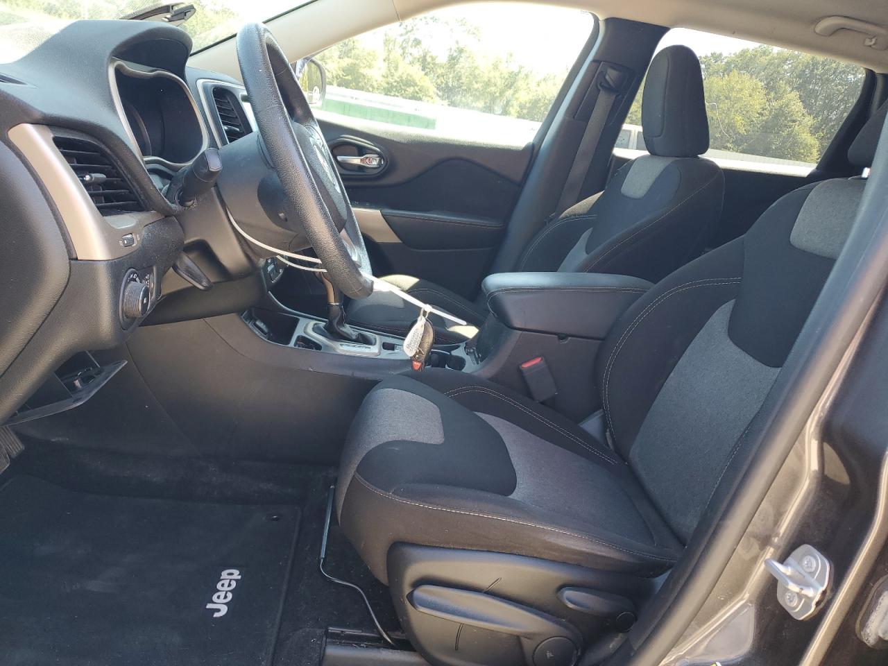 2018 Jeep Cherokee Latitude VIN: 1C4PJLCX2JD606660 Lot: 82208355