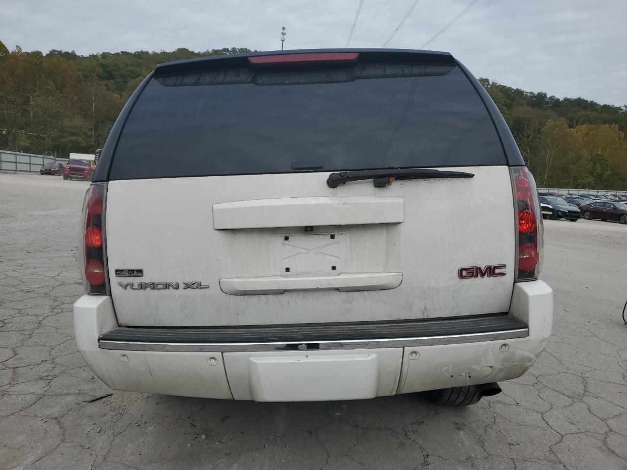 2011 GMC Yukon Xl Denali VIN: 1GKS2MEF3BR318754 Lot: 86140545