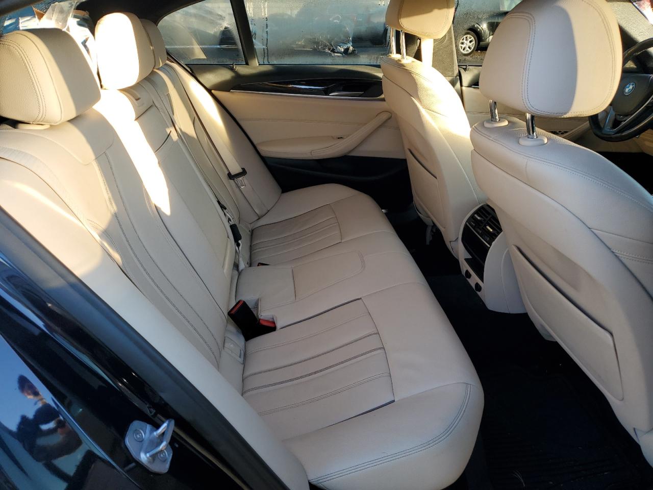 Фото: WBAJA7C59JWA74453