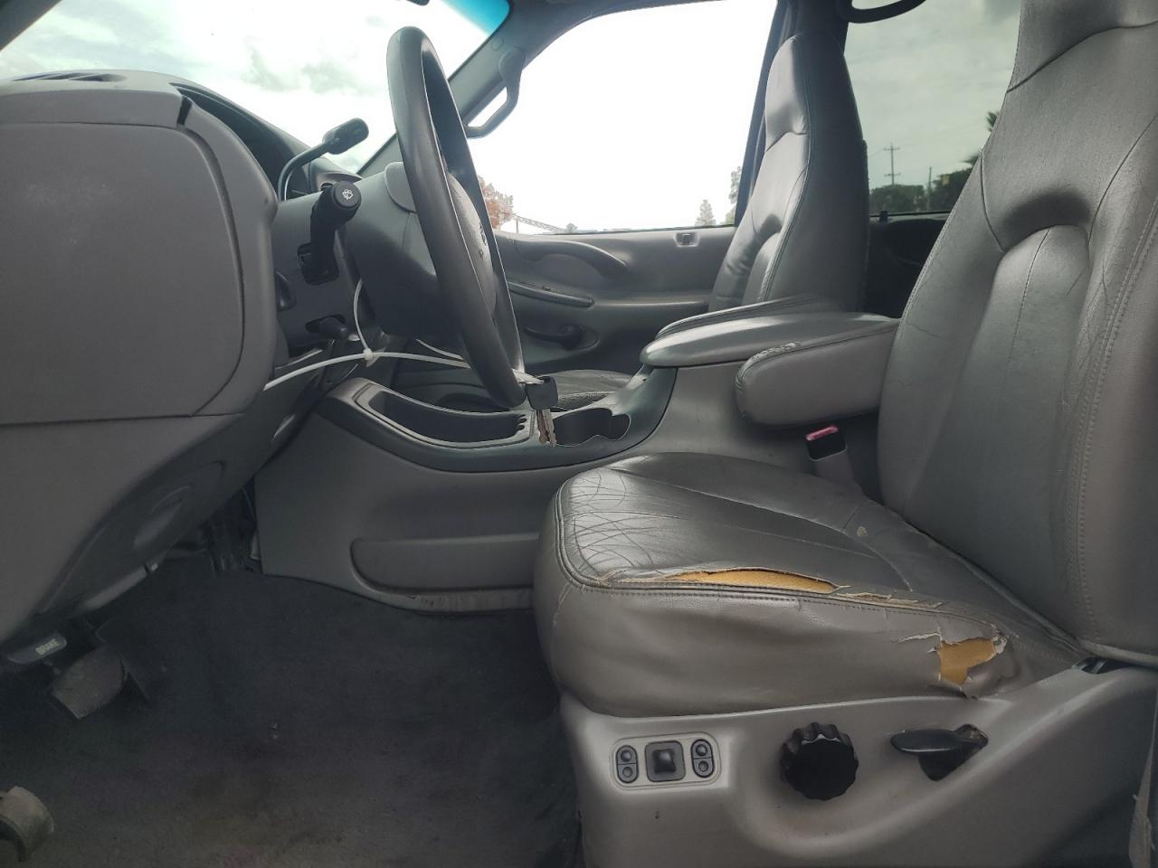 2000 Ford Expedition Xlt VIN: 1FMRU1565YLB33227 Lot: 84711655