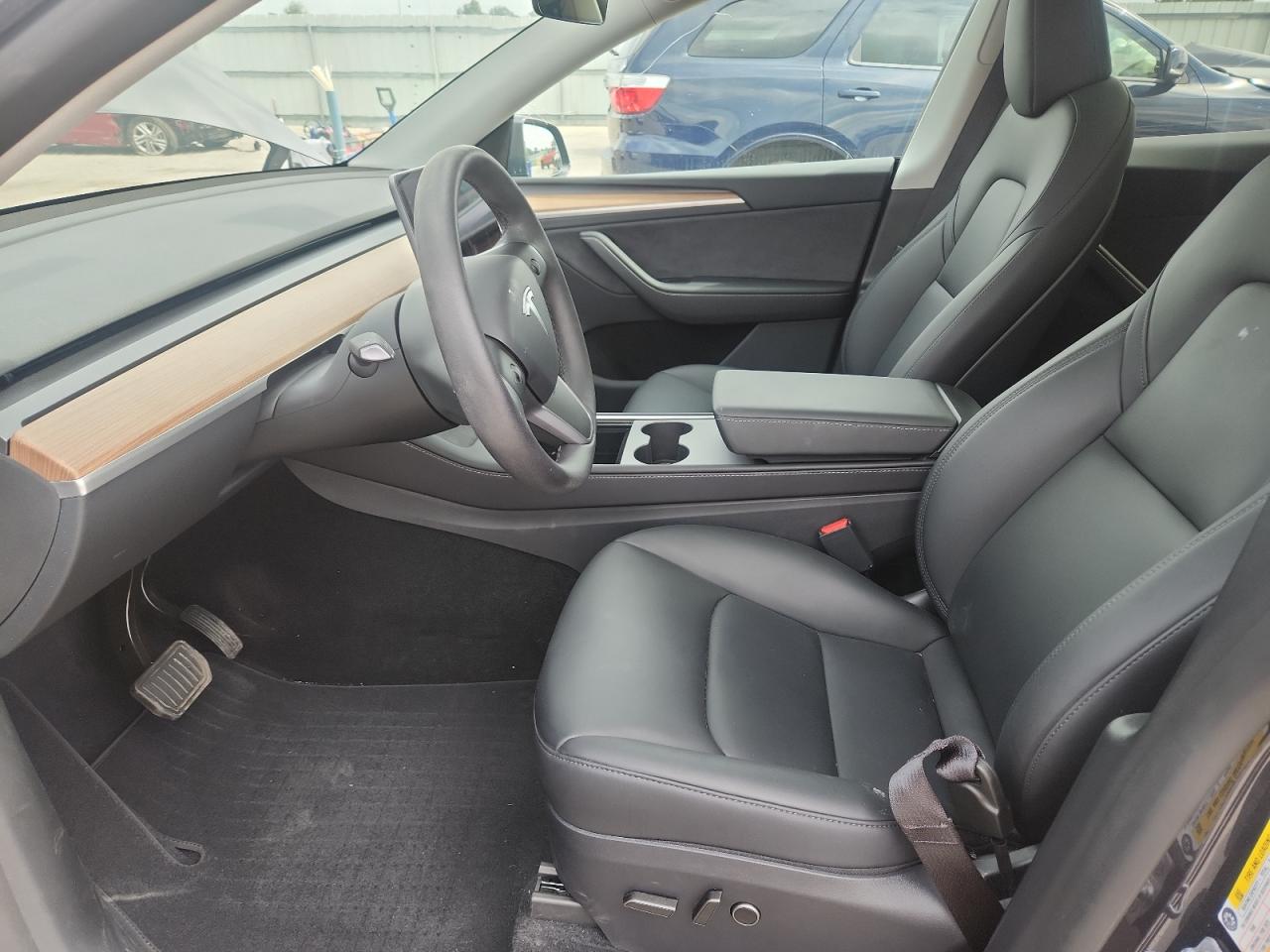 2025 Tesla Model Y VIN: 7SAYGDEE4SA360130 Lot: 81943085