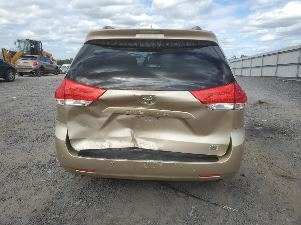 2011 Toyota Sienna Xle VIN: 5TDDK3DCXBS027031 Lot: 84614015