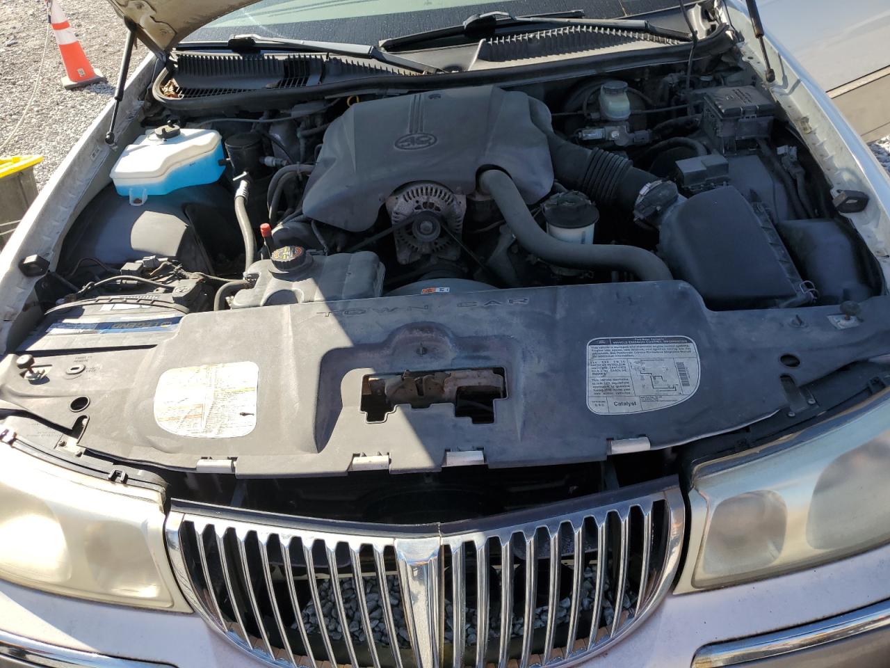 2000 Lincoln Town Car Signature VIN: 1LNHM82W8YY878050 Lot: 84949965