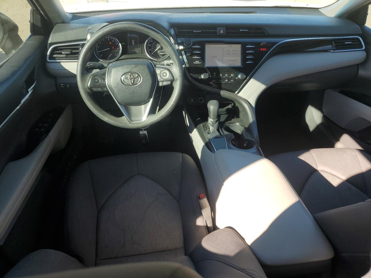 2018 Toyota Camry L VIN: 4T1B11HK4JU015916 Lot: 90911665