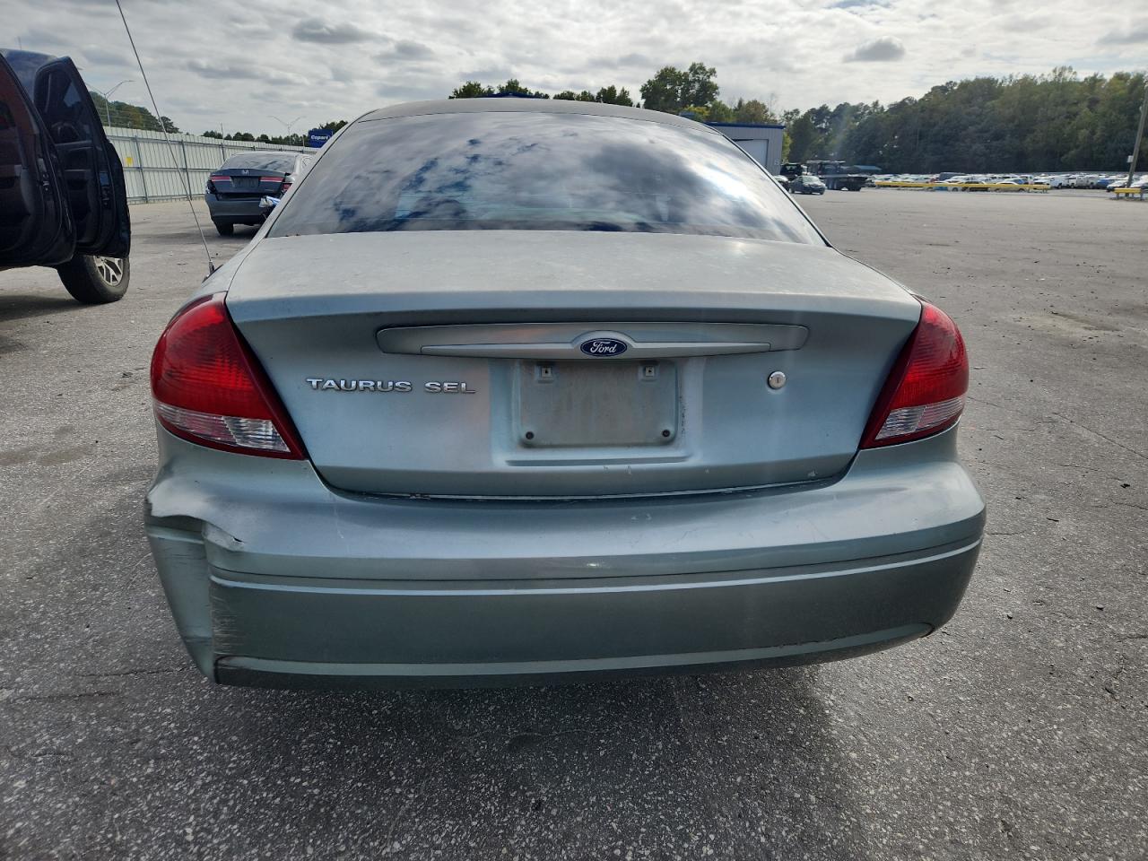 2005 Ford Taurus VIN: 1FAFP56205A256366 Lot: 82181185