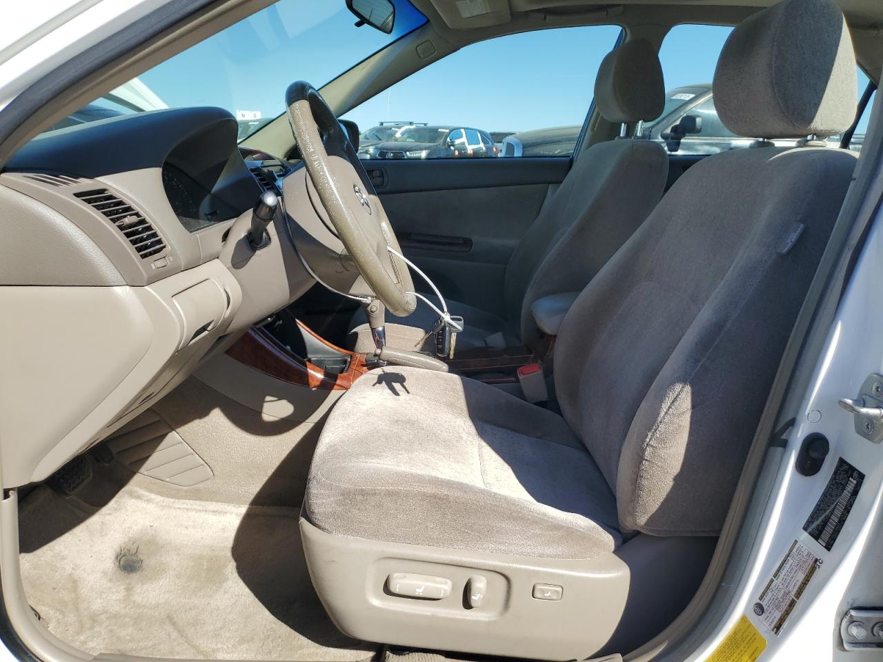 2004 Toyota Camry Le VIN: JTDBE30KX40269724 Lot: 82373625