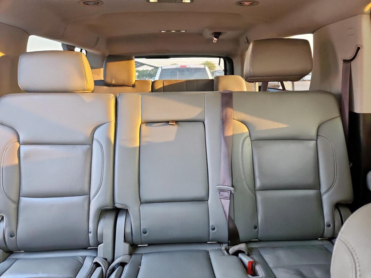 2017 Chevrolet Suburban C1500 Lt VIN: 1GNSCHKC5HR215975 Lot: 82184525