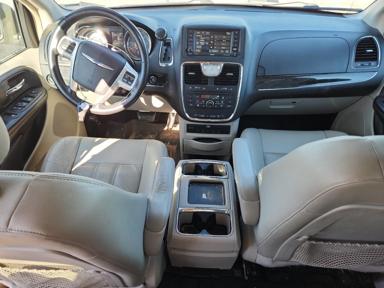 2015 Chrysler Town & Country Touring L VIN: 2C4RC1CG5FR562052 Lot: 82700215