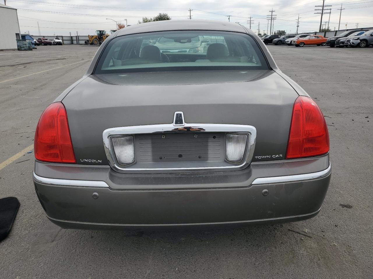 2004 Lincoln Town Car Executive VIN: 1LNHM81W34Y610275 Lot: 90085875
