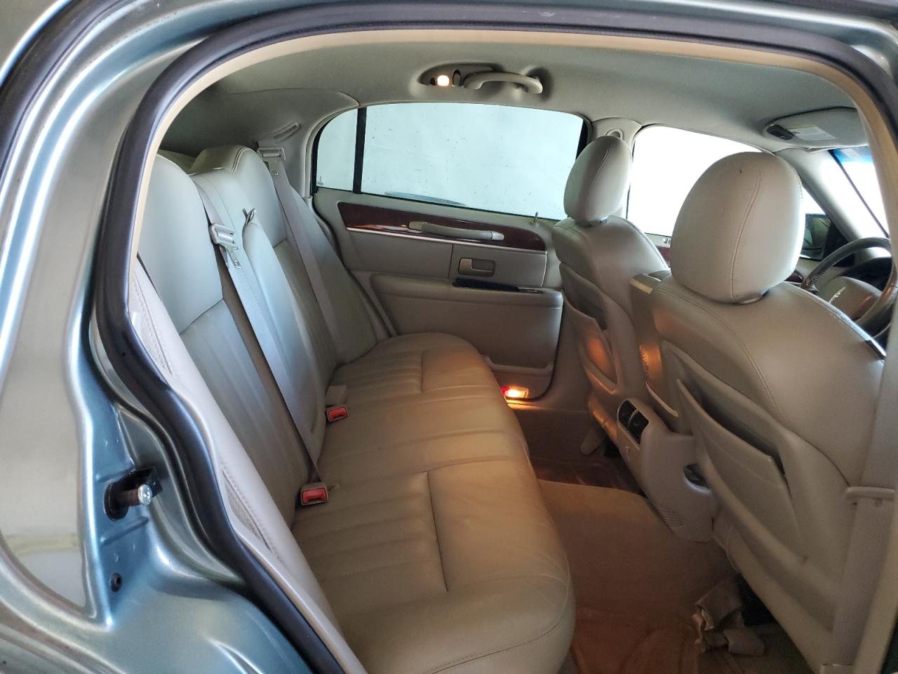 2005 Lincoln Town Car Signature VIN: 1LNHM81W05Y658589 Lot: 89519755